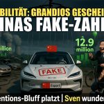 Illustration mit dem Titel 'E-Mobilität: Grandios Gescheitert! Chinas Fake-Zahlen'. Ein weißes Elektroauto mit der Aufschrift 'FAKE' auf der Motorhaube steht im Fokus, daran befestigt ist eine chinesische Flagge. Im Hintergrund rauchen Schornsteine aus Kühltürmen, mehrere kaputte Autos liegen herum und an der Seite steht eine Ladestation. Ein lachender asiatischer Mann mit einem Fahrrad und ein niedergeschlagener Mann am Steuer eines Autos sind abgebildet, dazu Zahlen wie '1.4 million' und '12.9 million'.