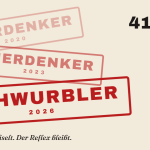Stempel mit den Aufschriften Querdenker 2020, Querdenker 2023 und Schwurbler 2026 neben einem Thermometer bei 41 Grad – Symbolbild zu Karl Lauterbach und der Hitzewelle