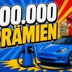 Comic-Illustration: blaues Elektroauto an einer Ladesäule, auf dem Dach ein Stapel Geldscheine mit roter Schleife, große Schrift 100.000 Prämien